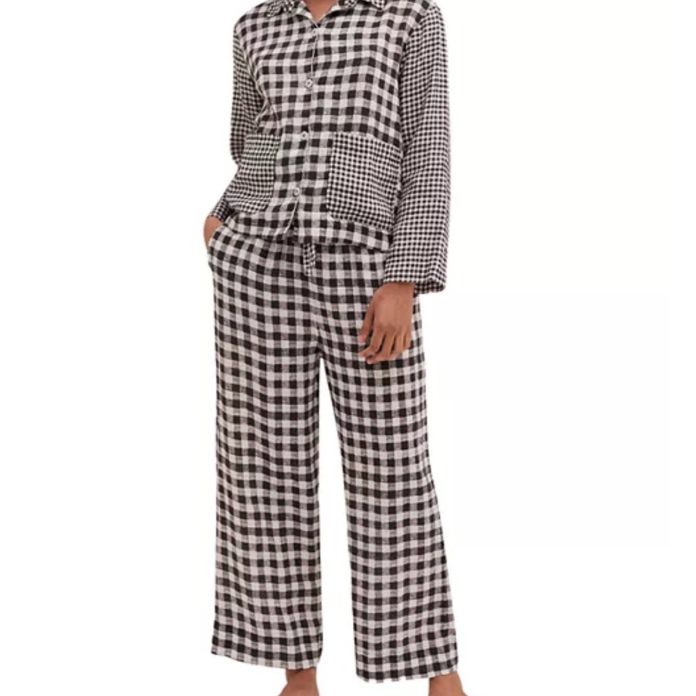 Desmond & Dempsey
Gingham Linen Pajama Set
Size L
New with tag
Retail price $325